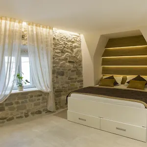 Situs Apartment Split
